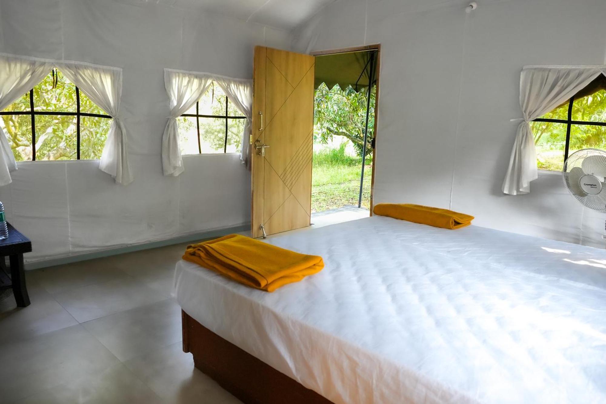 Bana The Wild Waters Hotel Muduvadi Luaran gambar